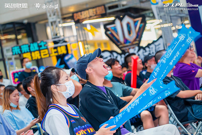 包含电竞主题餐厅探店：边吃边看LPL比赛的词条