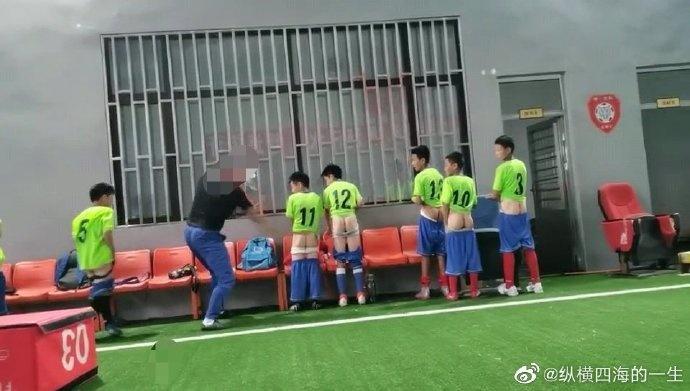 包含某球员因游戏直播被罚款，俱乐部严管业余生活的词条