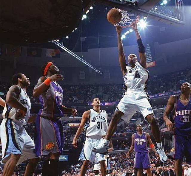 本周五大扣篮合集：飞天暴扣太炸了！的简单介绍