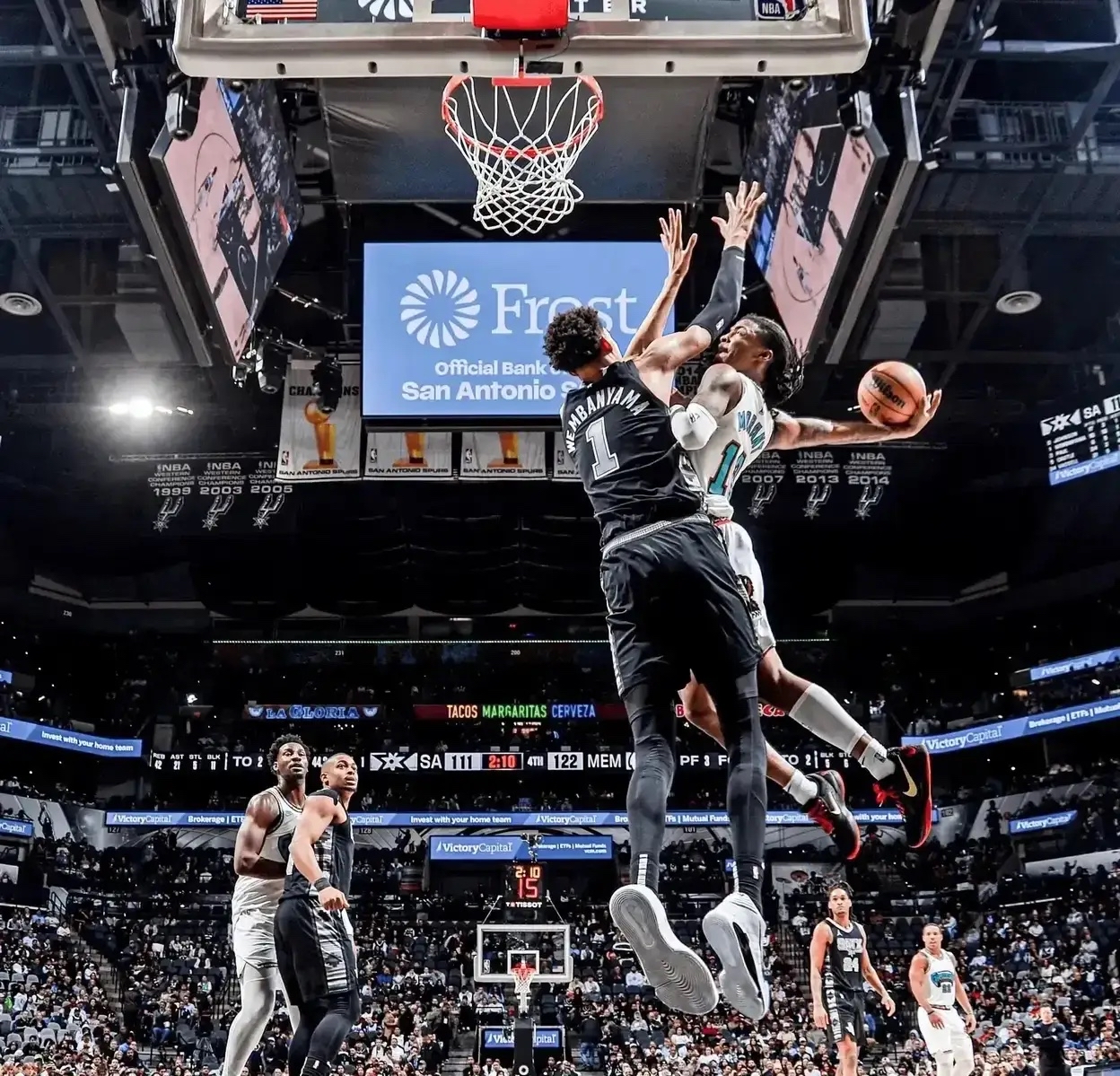 本周五大扣篮合集：飞天暴扣太炸了！的简单介绍