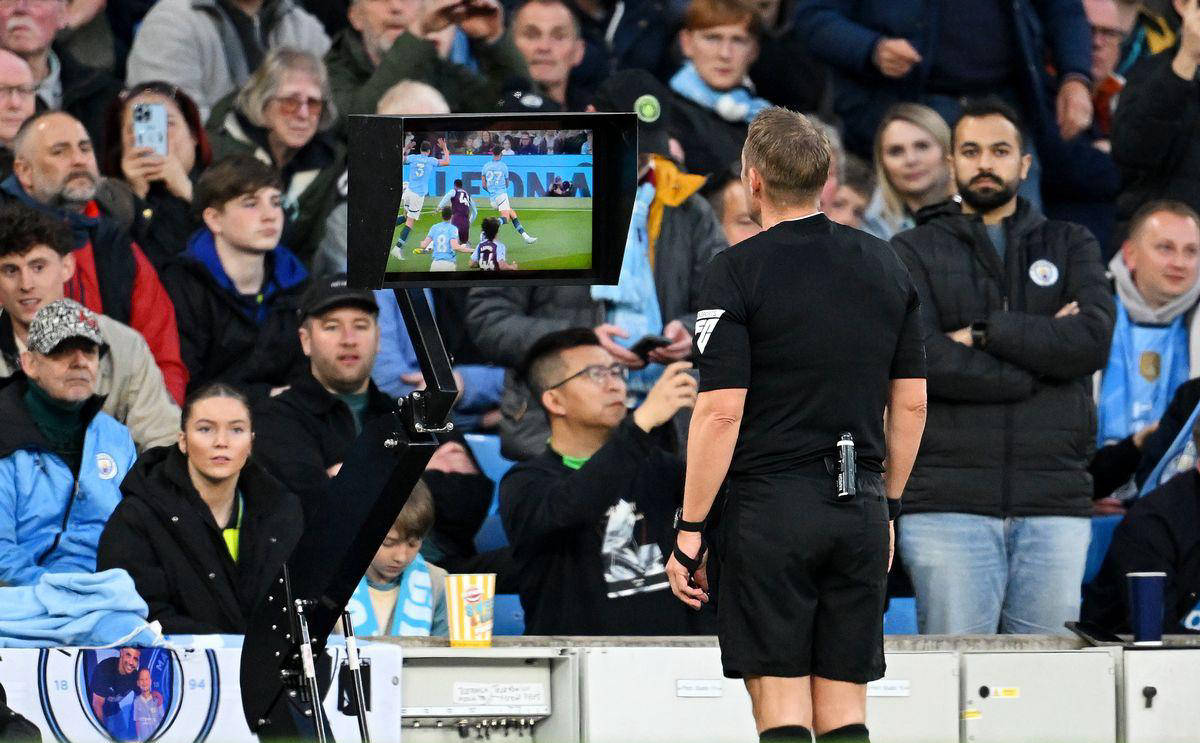 九游体育在线-VAR争议不断！某场比赛3次改判引众怒